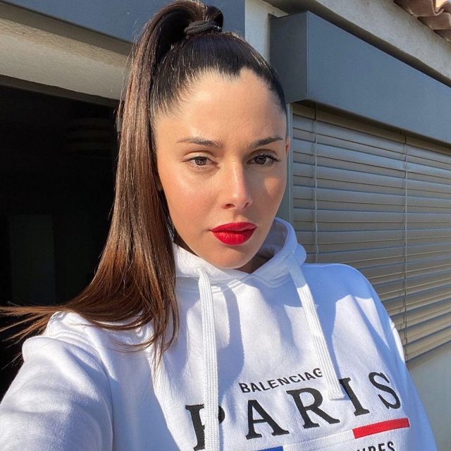 Le sweatshirt à capuche Balenciaga Paris porté par Coralie Porrovecchio sur son compte Instagram @porrovecchiocoralie