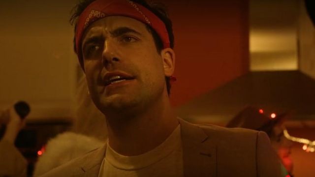 The red bandana of Luke (Daniel Ings) in Lovesick (S02E02)