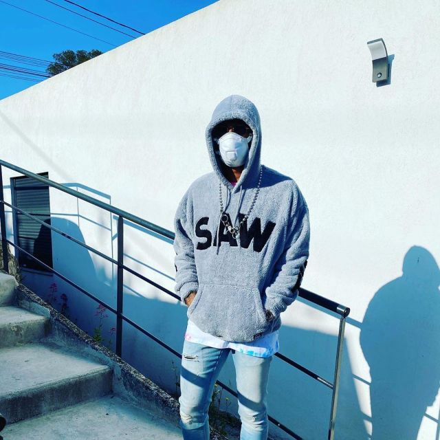 Le sweatshirt à capuche gris SAW porté par Greg Yega sur son compte Instagram @greg_yega 