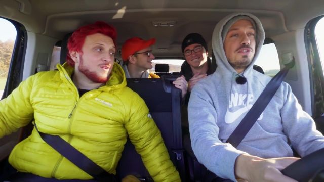 The sweatshirt with hood-grey-Nike Raphaël Carlier aka Carlito in the YouTube video YOU LOSE, YOU SWINGS feat. Jimmy Labeeu and The Pérave