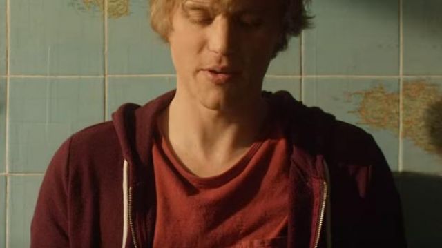 The red t-shirt of Dylan (Johnny Flynn) in Lovesick (S02E03)