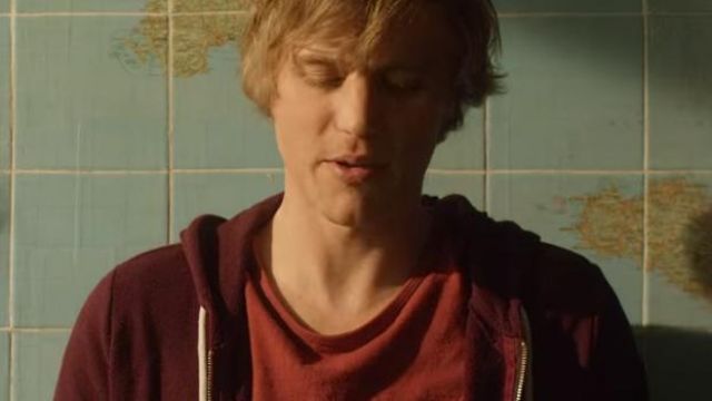 The sweat zipped red Dylan (Johnny Flynn) in Lovesick (S02)