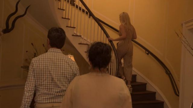 Alexis rayé de la combi portés par Rose (Caroline Arapoglou) dans les Outer Banks (S01E01)