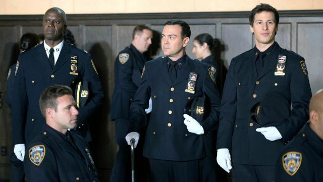 Les boutons de col de la tenue d'apparat des policiers dans Brooklyn Nine-Nine