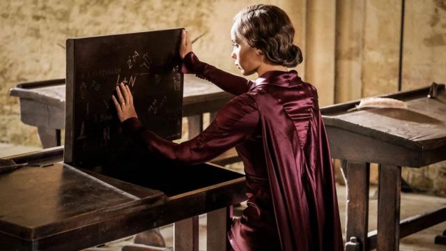 La robe en satin bordeau de Leta Lestrange (Zoë Kravitz) dans Les Animaux fantastiques : Les Crimes de Grindelwald