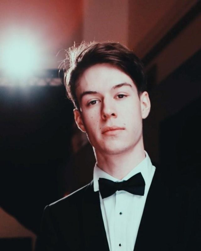 The suit jacket black of Seb the Fries on his account Instagram @seblafrite