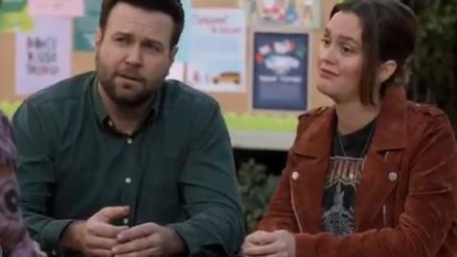 Tiger T-Shirt worn by Angie D'Amato (Leighton Meester) in Single Parents Season 2 Episode 20