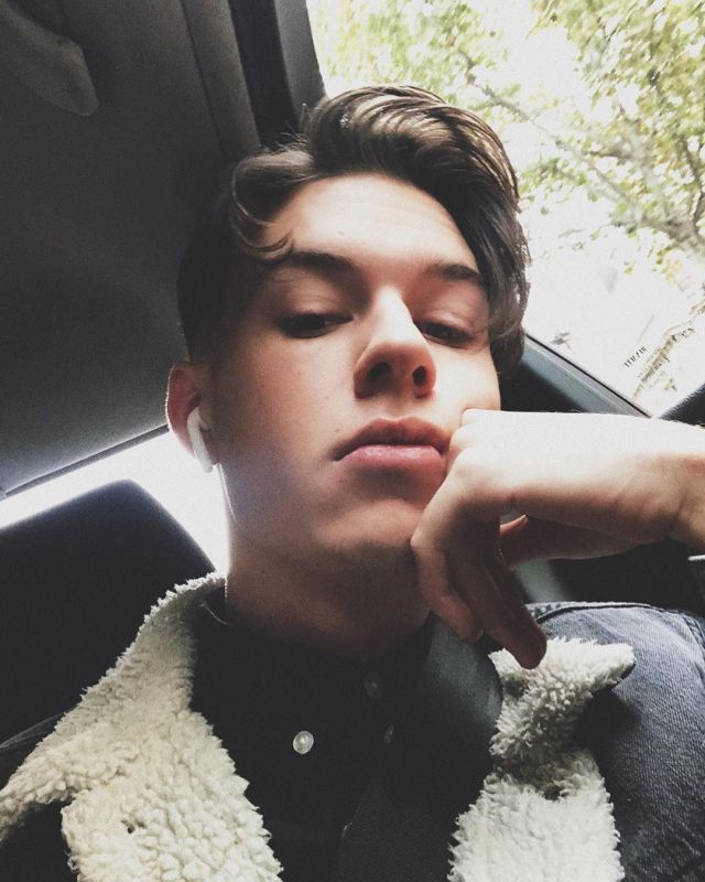 The jean jacket collar sheep Seb the Fries on his account Instagram @seblafrite