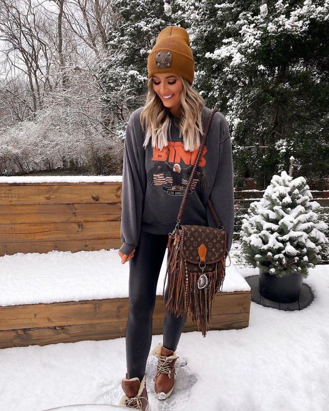 Genuine Shearling Doublée Sneaker Boot de Sarah Knuth sur l'Instagram account @sarahknuth