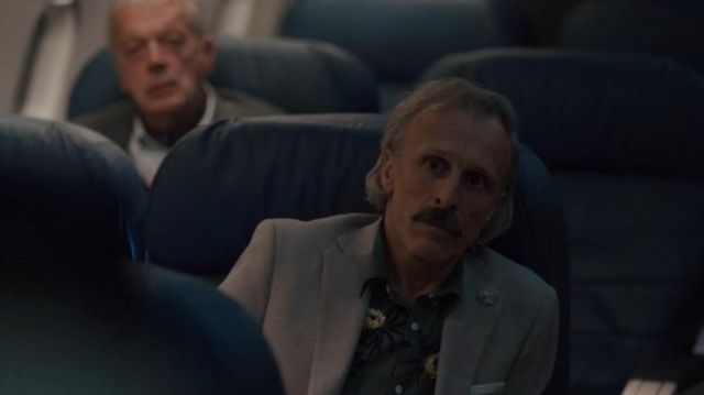 Camisa negra florida de Rik (Jan Bijvoet) en Into the Night (S01E01)