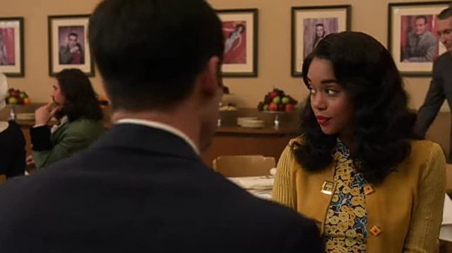 La blouse à fleurs jaune de Camille Washington (Laura Harrier) dans Hollywood (S01E02)