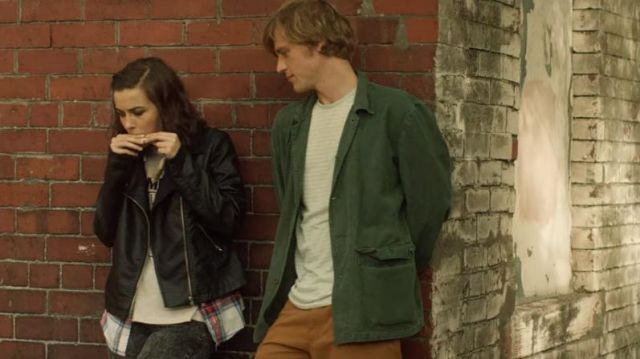 The jean faded gray worn by Cara (Sara Vickers) in Lovesick (S02E06)