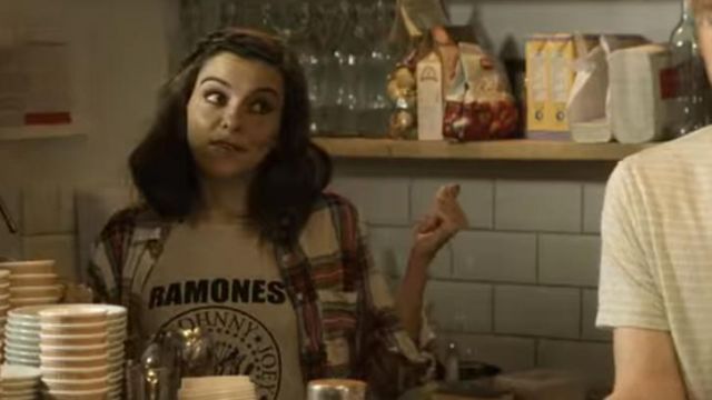 The t-shirt Ramones Cara (Sara Vickers) in Lovesick (S02E06)