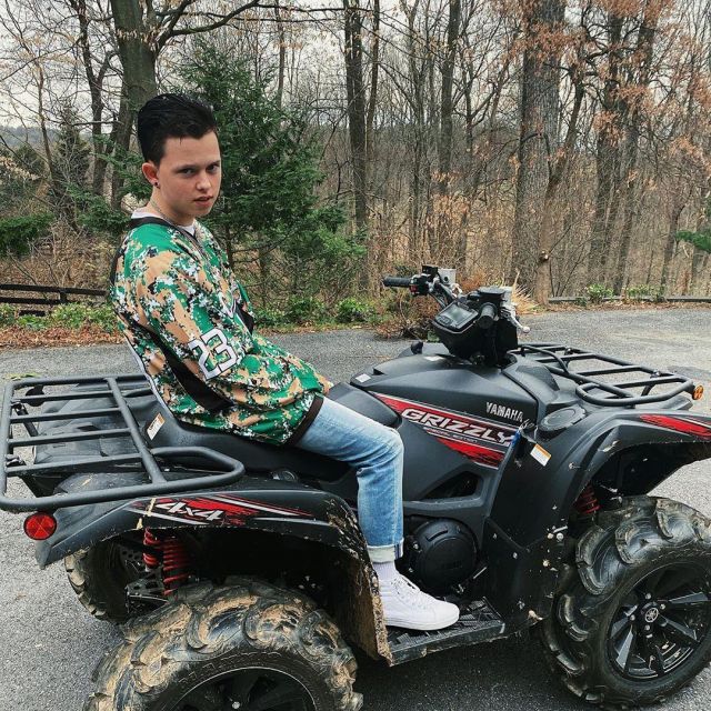 Le maillot Reebok camouflage de Dustin Brown des Los Angeles Kings porté par Jacob Sartorius sur son compte Instagram @jacobsartorius 