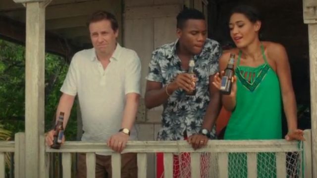 The bermuda red Officer J. P. Hooper (Tobi Bakare) in Murder in paradise (S07E04)