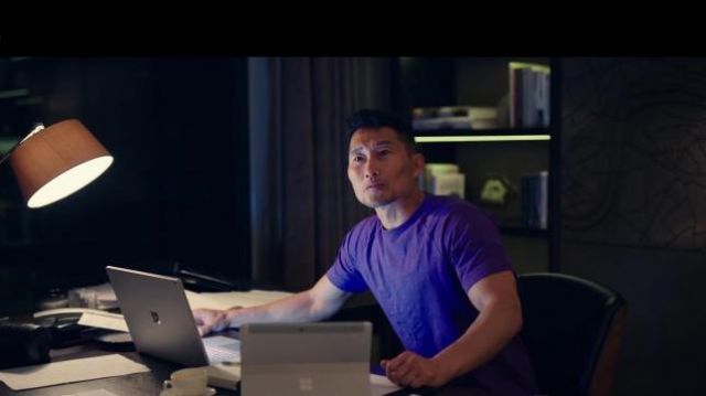 Microsoft Surface Pro used by Gabriel Cole (Daniel Dae Kim) in Flack (S02E03)