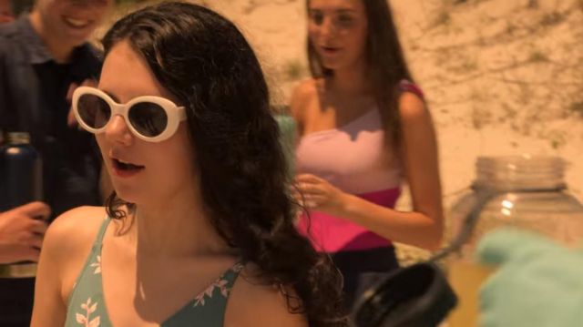 Gafas de sol ovaladas blancas Lulus usadas por Wheezie Cameron (Julia Antonelli) en Outer Banks (S01E03)