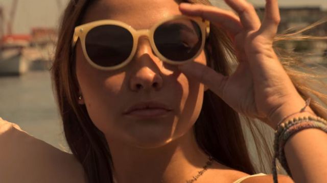 Gafas de sol amarillas usadas por Sarah Cameron (Madelyn Cline) en Outer Banks (S01E03)