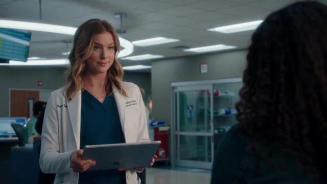 Microsoft Surface Pro used by Nicolette Nevin (Emily VanCamp) in The Resident (S03E20)