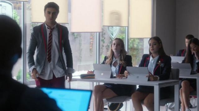 Microsoft Surface Pro used by Lu (Danna Paola) in Elite (S03E06)