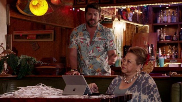 Microsoft Surface Pro used by Kumu (Amy Hill) in Magnum P.I. (S02E14)
