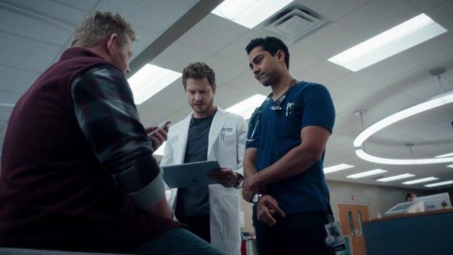 Microsoft Surface Pro Used By Conrad Hawkins Matt Czuchry In The Resident S03e14 Spotern