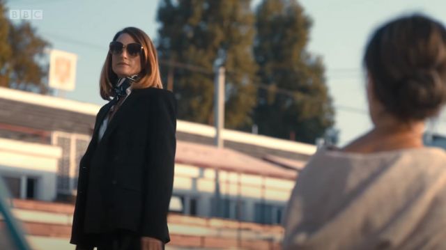 Les lunettes de soleil portées par Hélène (Camille Cottin) dans Killing Eve (S03E04)