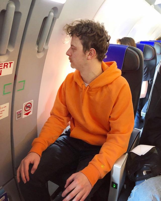 Le sweatshirt à capuche Carhartt orange porté par Norman Thavaud sur son compte Instagram @normanthavaud