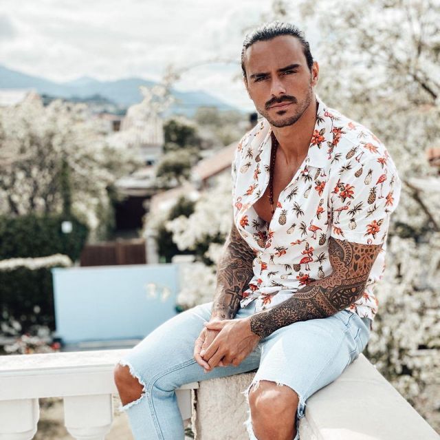 La chemise à fleurs Mango portée par Benjamin Samat sur le compte Instagram de @benji_samat