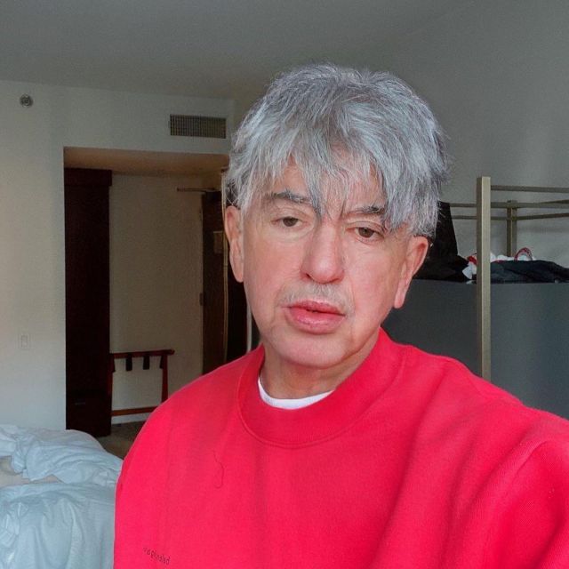La sudadera roja de Balenciaga que lució Just Riadh en su cuenta de Instagram @justriadh