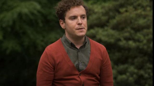 The vest red V-neck Angus (Joshua McGuire) in Lovesick