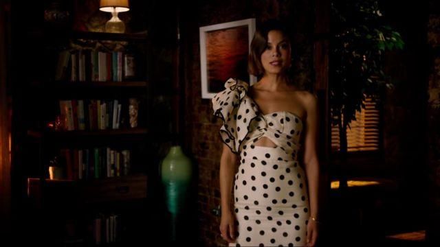 La robe à pois de Cristal Flores (Nathalie Kelley) dans Dynastie (S01E22)