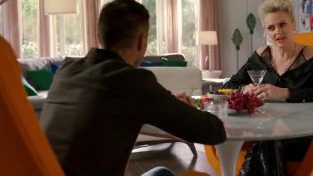 Blusa de seda negra usada por Alexis Carrington (Elaine Hendrix) en Dynasty Temporada 3 Episodio 20