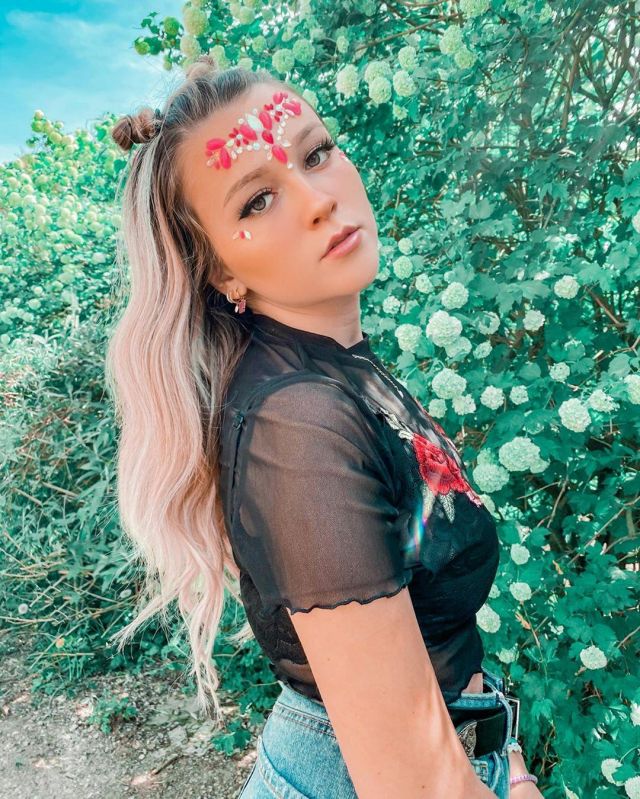 Le soutien-gorge noir côtelé à roses porté par Marylou sur son compte Instagram @marylouleloup