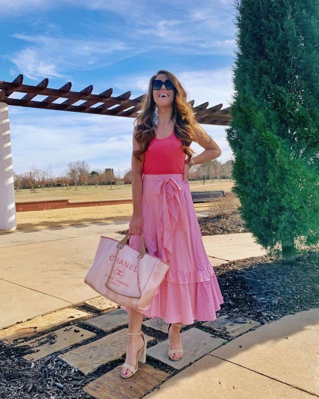 Maeve Ruf­fled Mi­di Skirt of Tara Gibson on the Instagram account @themrsgibby