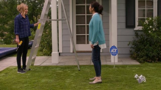 ADT Security Sign in the garden of Jen Harding (Christina Applegate) in Dead to Me (S02E01)