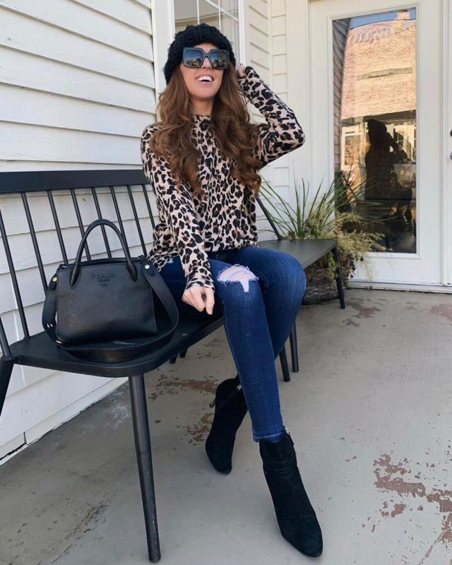 Side Slit Sweater of Tara Gibson on the Instagram account @themrsgibby