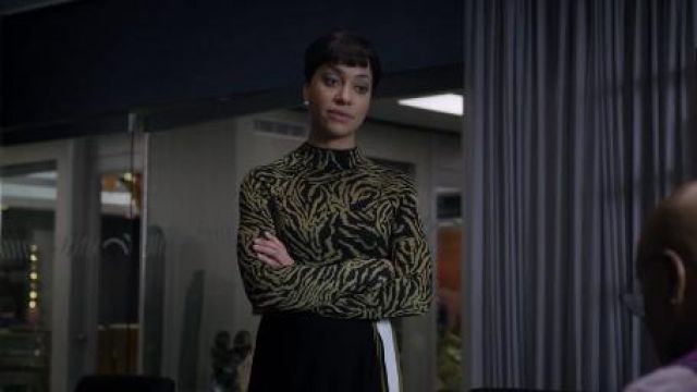Ze­bra Knit Jacquard Top worn by Lucca Quinn (Cush Jumbo) in The Good Fight Season 4 Episode 4