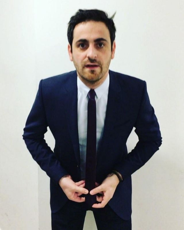 La cravate fine noire de Camille Combal sur son compte Instagram @camillecombal