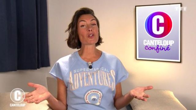 Le sweat col rond sans manche sérigraphié en coton mélangé Bleu de Alessandra Sublet dans C'est Canteloup le 11.05.2020