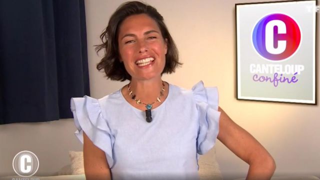 Le top en lin bleu tendre à volants de Alessandra Sublet dans C'est Canteloup le 22.04.2020
