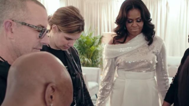 Le top blanc à sequins porté par Michelle Obama dans Becoming