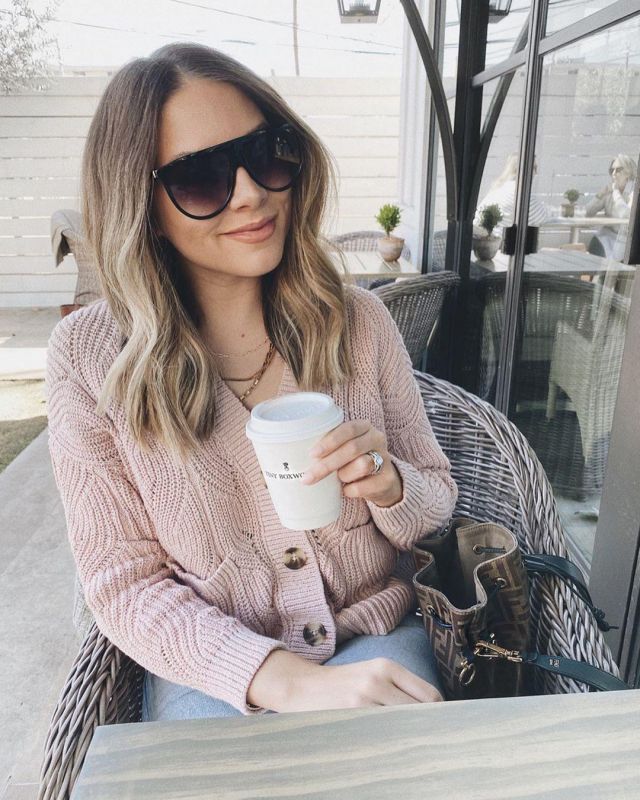 Hillview Cardi­gan Sweater of Ashley Robertson on the Instagram account @ashleyrobertson