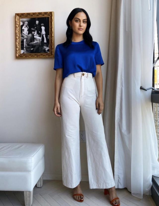 Le pantalon blanc coupe droite de Camila Mendes sur son compte Instagram @camimendes