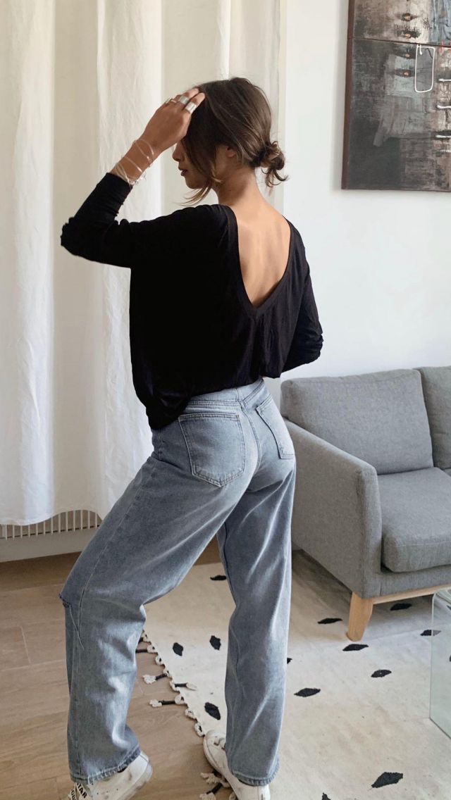 Le pull noir à dos nu de Lison Seb sur son compte Instagram @lisonseb