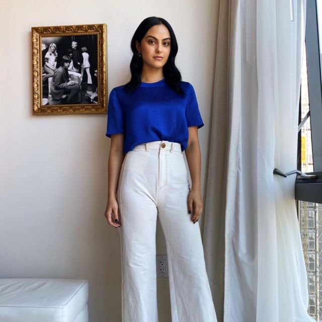 Le t-shirt bleu électrique Rag & Bone porté par Camila Mendes sur son compte Instagram @camimendes