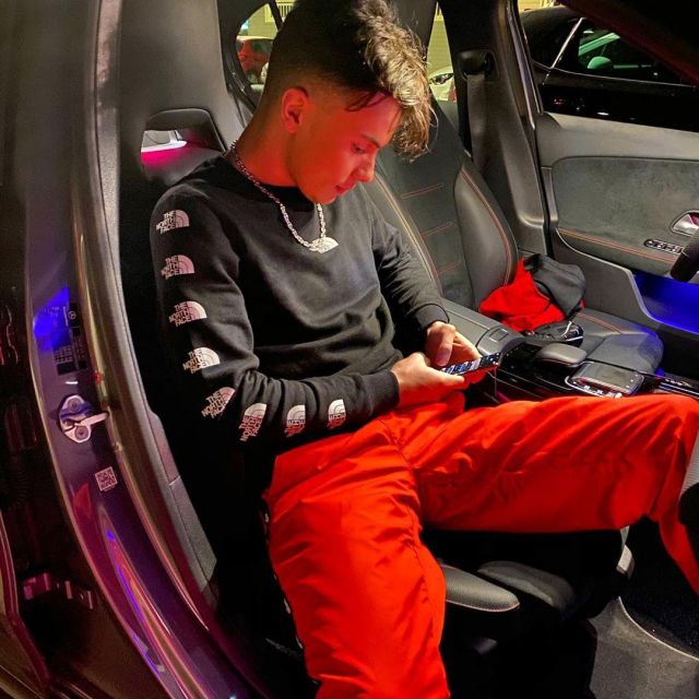 The sweater The North Face of Srambad on his account Instagram @prism_srambad