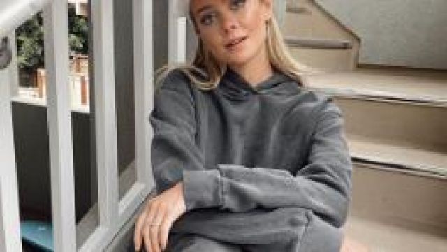 Sudadera con capucha gris usada por Hannah Godwin en la temporada 24 de The Bachelor