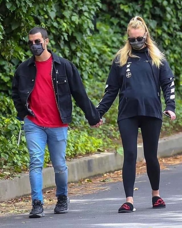 UGG Scuff Logo Slippers worn by Sophia Turner Los Angeles May 12, 2020