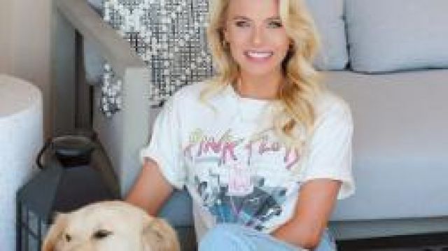 White Graph­ic TShirt worn by Emily Ferguson in The Bachelor Season 24
